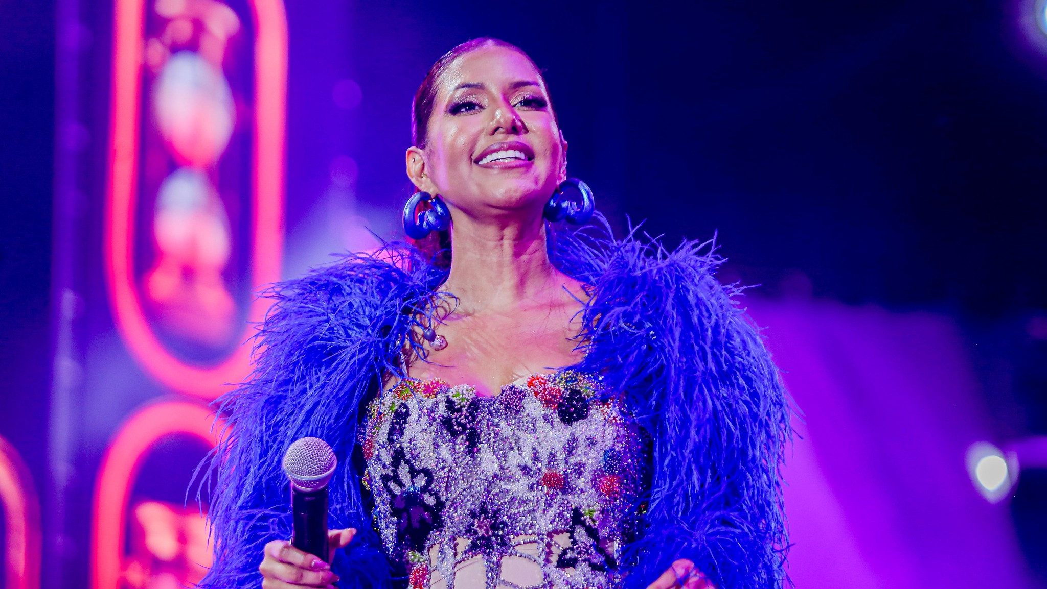 Priscila Senna celebra 15 anos de carreira com megashow no Marco Zero, em Recife