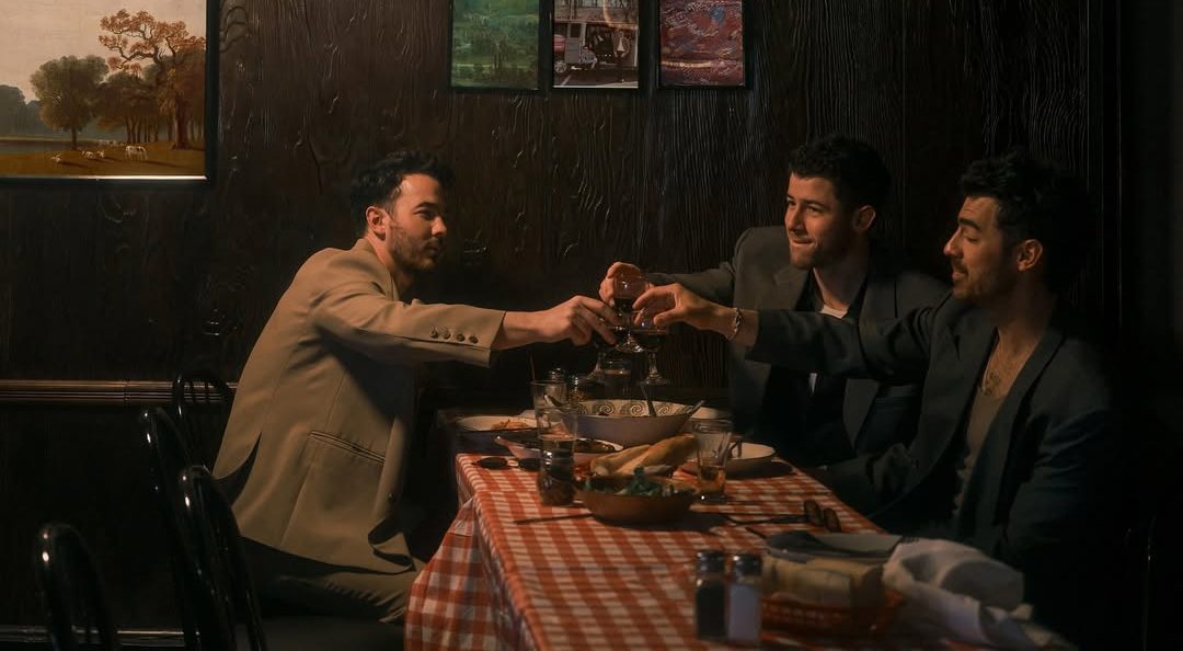 Jonas Brothers lançam o aguardado novo álbum “Greetings From Your Hometown”