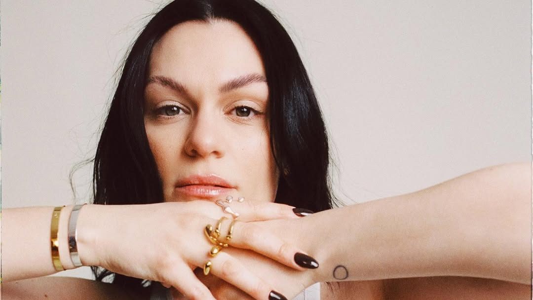 Jessie J adia turnê para realizar nova cirurgia contra câncer de mama