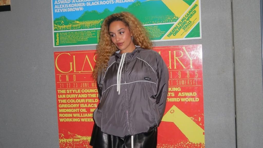 Jorja Smith anuncia adiamento de apresentações&nbsp;brasileiras