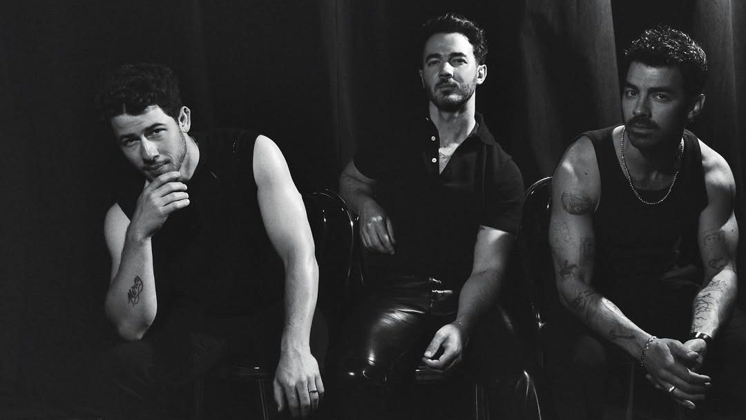 Demi Lovato se reúne com Jonas Brothers e revive sucessos de Camp Rock em show comemorativo