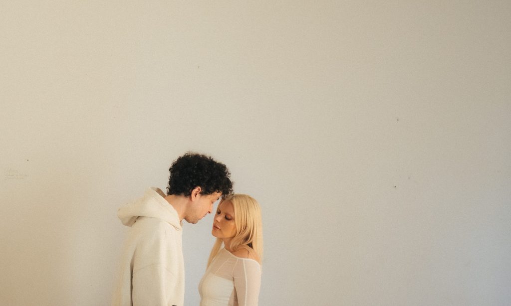 Cícero e Duda Beat contracenam em novo clipe “Sem&nbsp;dormir”