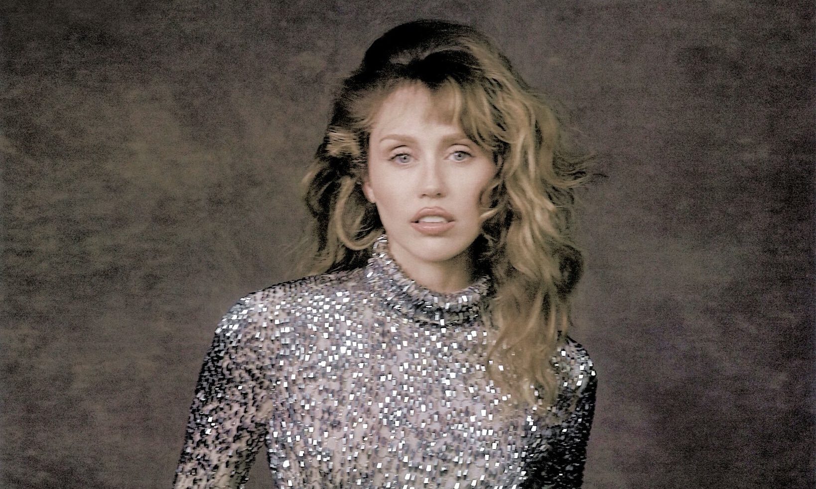 Miley Cyrus anuncia versão deluxe do álbum “Something Beautiful”