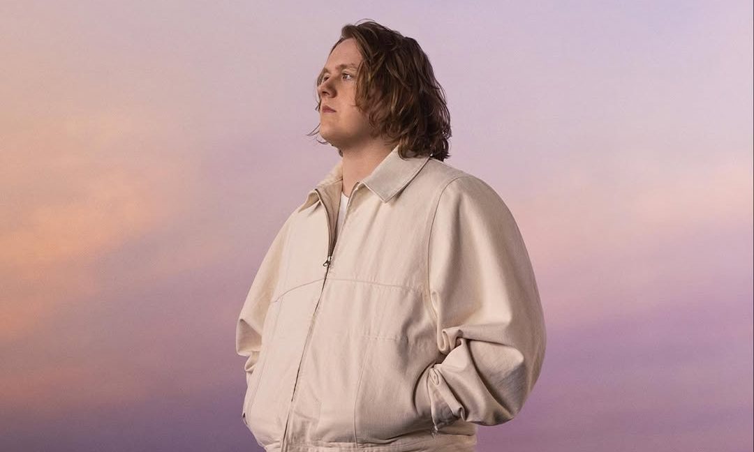 Lewis Capaldi lança o novo single “Something In The Heavens”