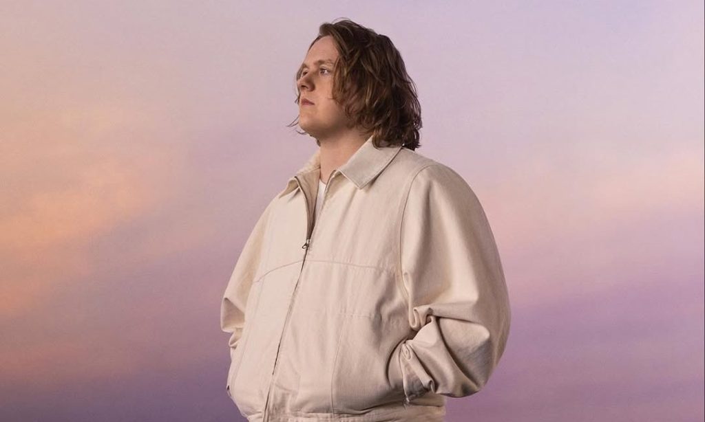 Lewis Capaldi lança o novo single “Something In The&nbsp;Heavens”