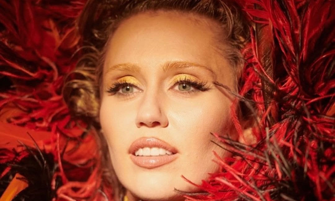 Miley Cyrus lança o novo single “Secrets” do álbum “Something Beautiful (Deluxe)”