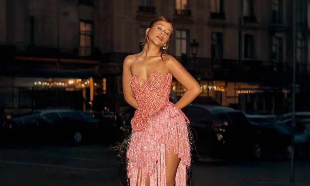 Laura Brito prestigia o Le Défilé L’Oréal Paris na semana de moda parisiense com vestido exclusivo inspirado em&nbsp;mariposa