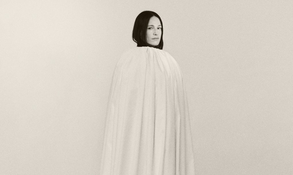 “A tradição é um axolote” – Carminho apresenta “Eu Vou Morrer de Amor ou&nbsp;Resistir”