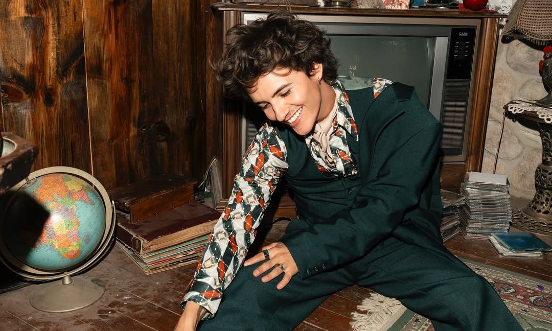 Cantor Noah Urrea, ex-integrante do Now United, lança carreira solo com o single “Belly Dance”