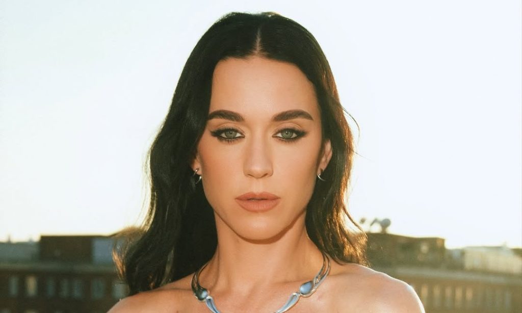 Katy Perry divulga imagem impactante e anuncia novo single&nbsp;“Bandaids”