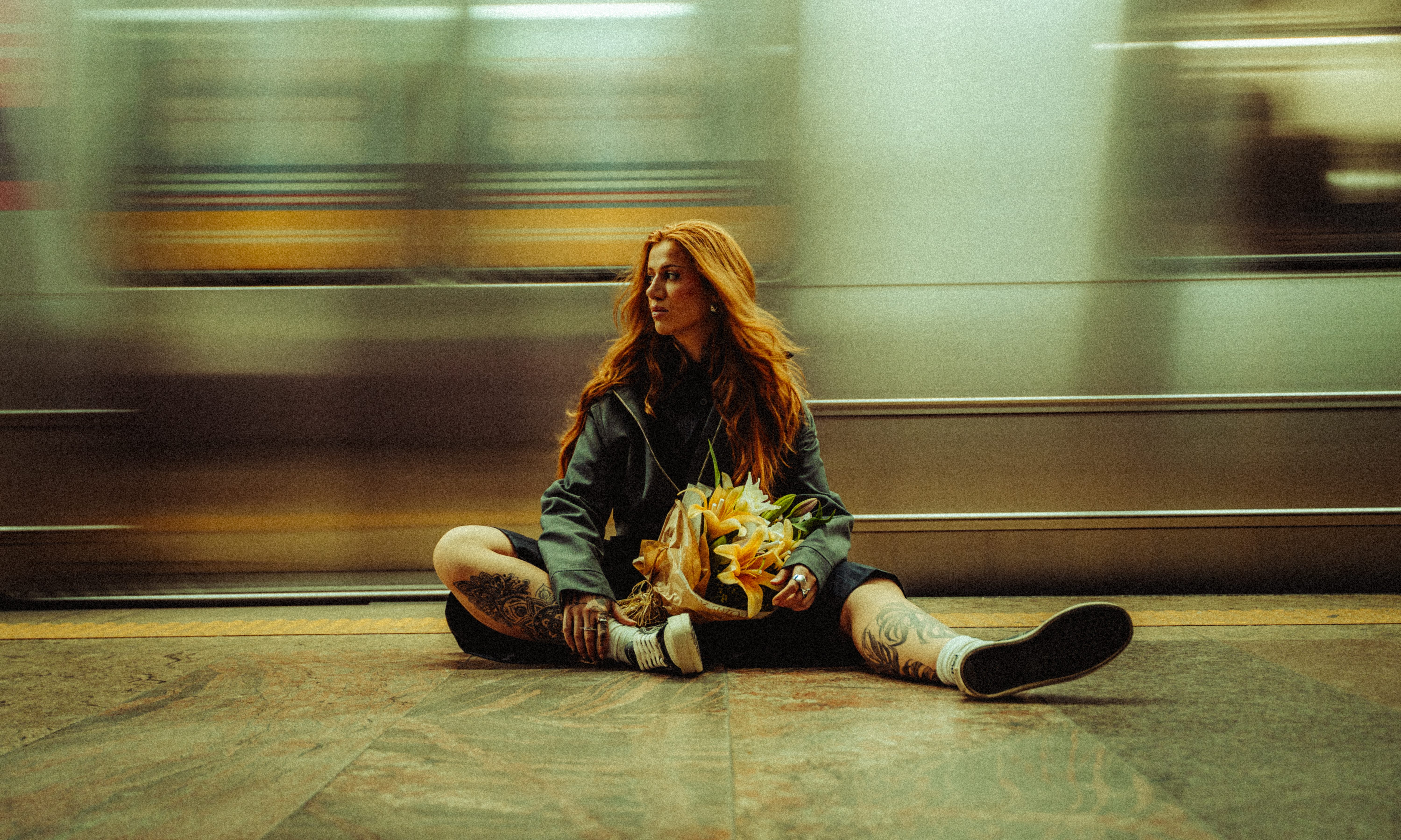 Elana Dara lança o EP “Perfumes & Cigarros” e inaugura o capítulo “Olfato” de seu projeto sensorial