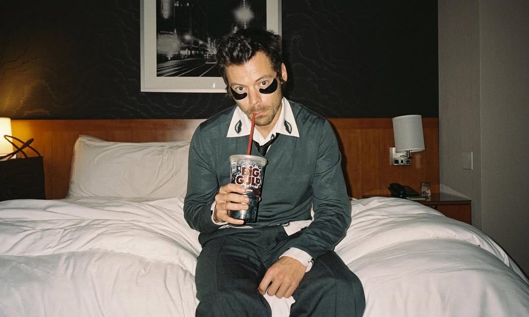 Harry Styles lança “Aperture” e dá início à era do álbum “Kiss All the Time. Disco, Occasionally”