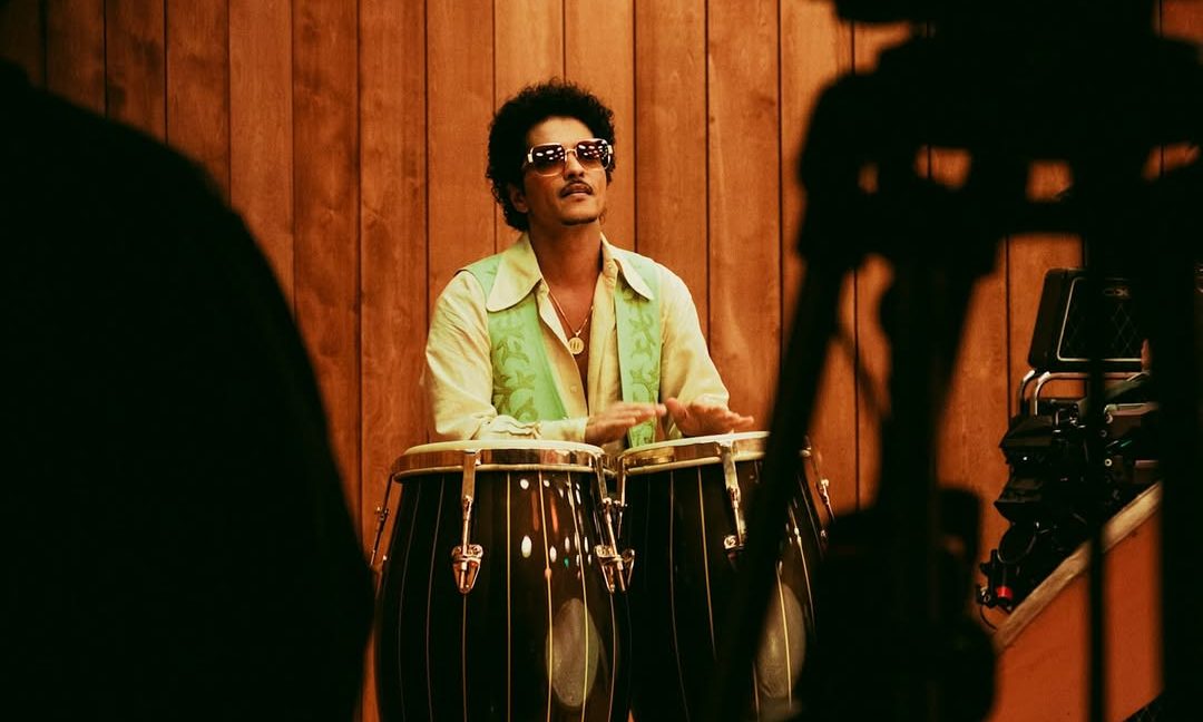 Bruno Mars estreia em 1º lugar na Billboard Hot 100 com “I Just Might” e alcança 10º número um da carreira