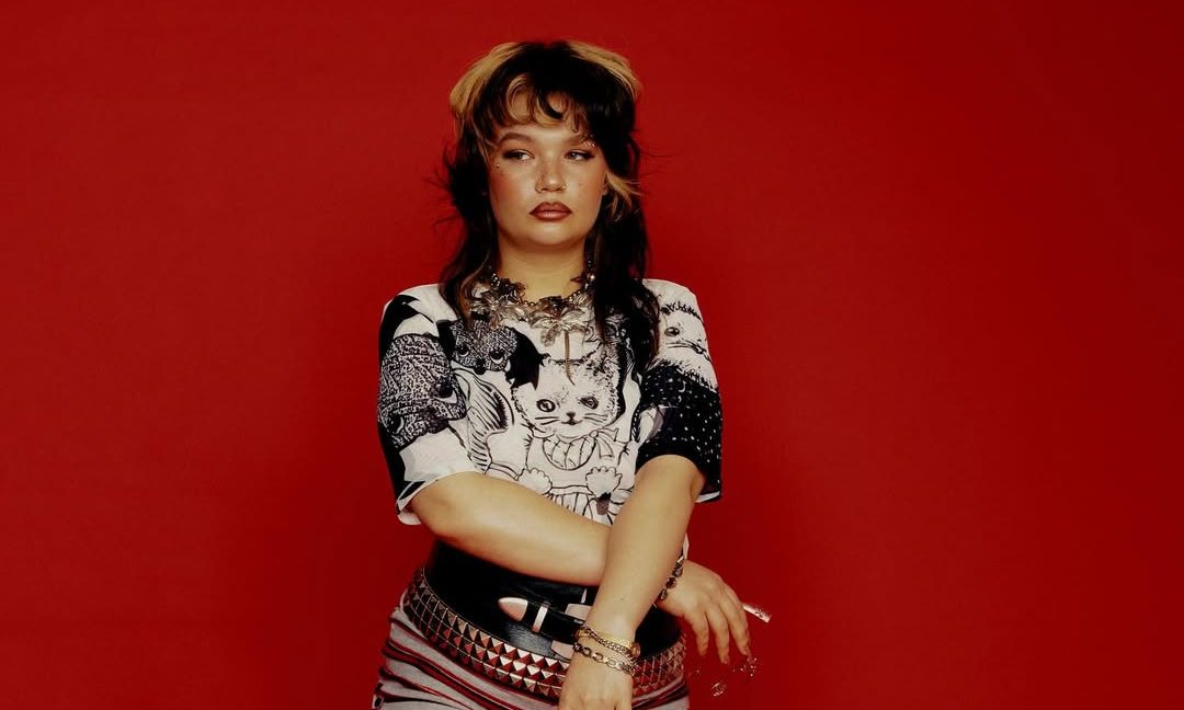 Olivia Dean e Lola Young lideram indicações ao BRIT Awards 2026