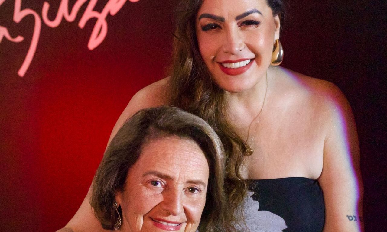 Gina Garcia celebra a obra de Cazuza em apresentação especial na exposição “Cazuza Exagerado”, em São Paulo