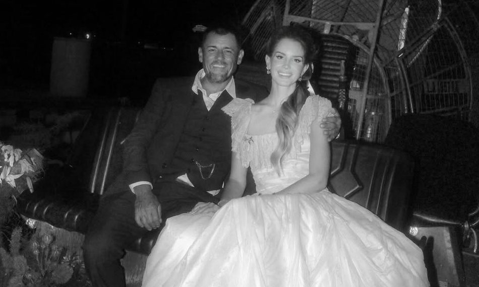 Lana Del Rey lança faixa inédita coescrita com o marido e dá pista do novo álbum