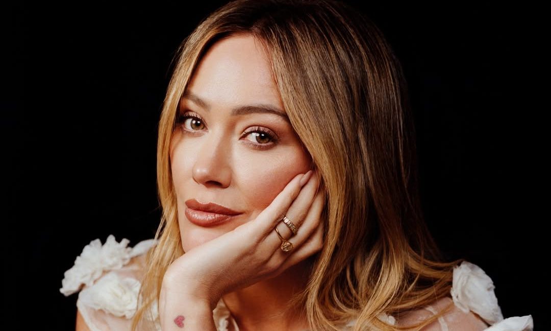 Hilary Duff reflete sobre trajetória e influência familiar na concepção de seu novo álbum, “luck… or something”