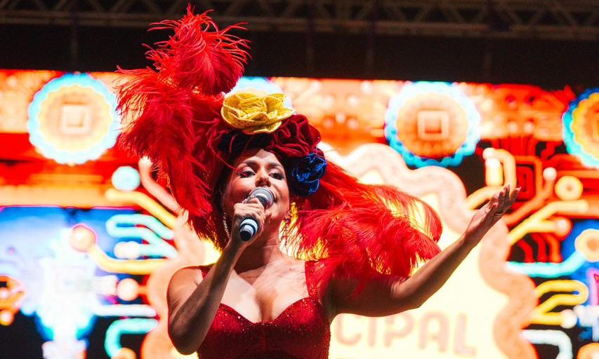 No coração do Recife, Priscila Senna é destaque no Baile Municipal ao lado de Spok, Elba Ramalho e Gerlane Lops