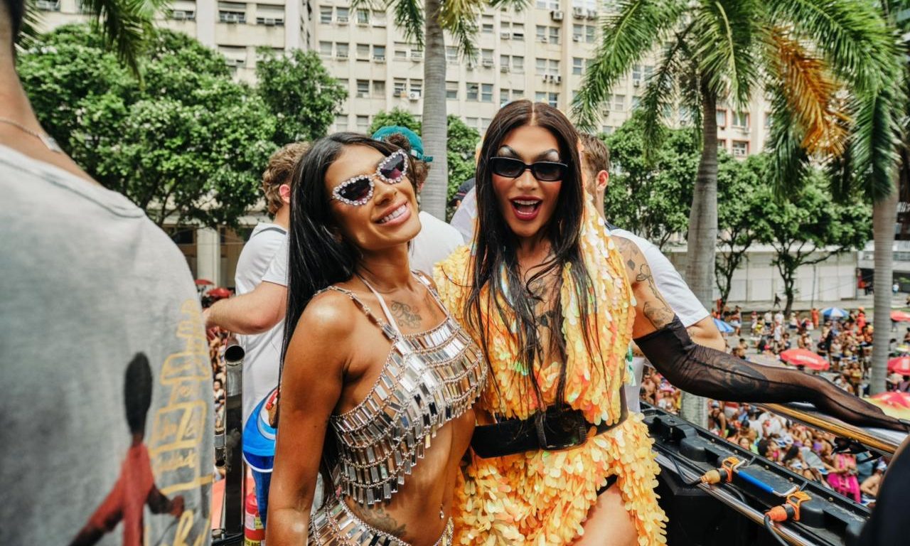 Grag Queen chega com tudo ao Bloco da Favorita e surpreende no Carnaval do Rio