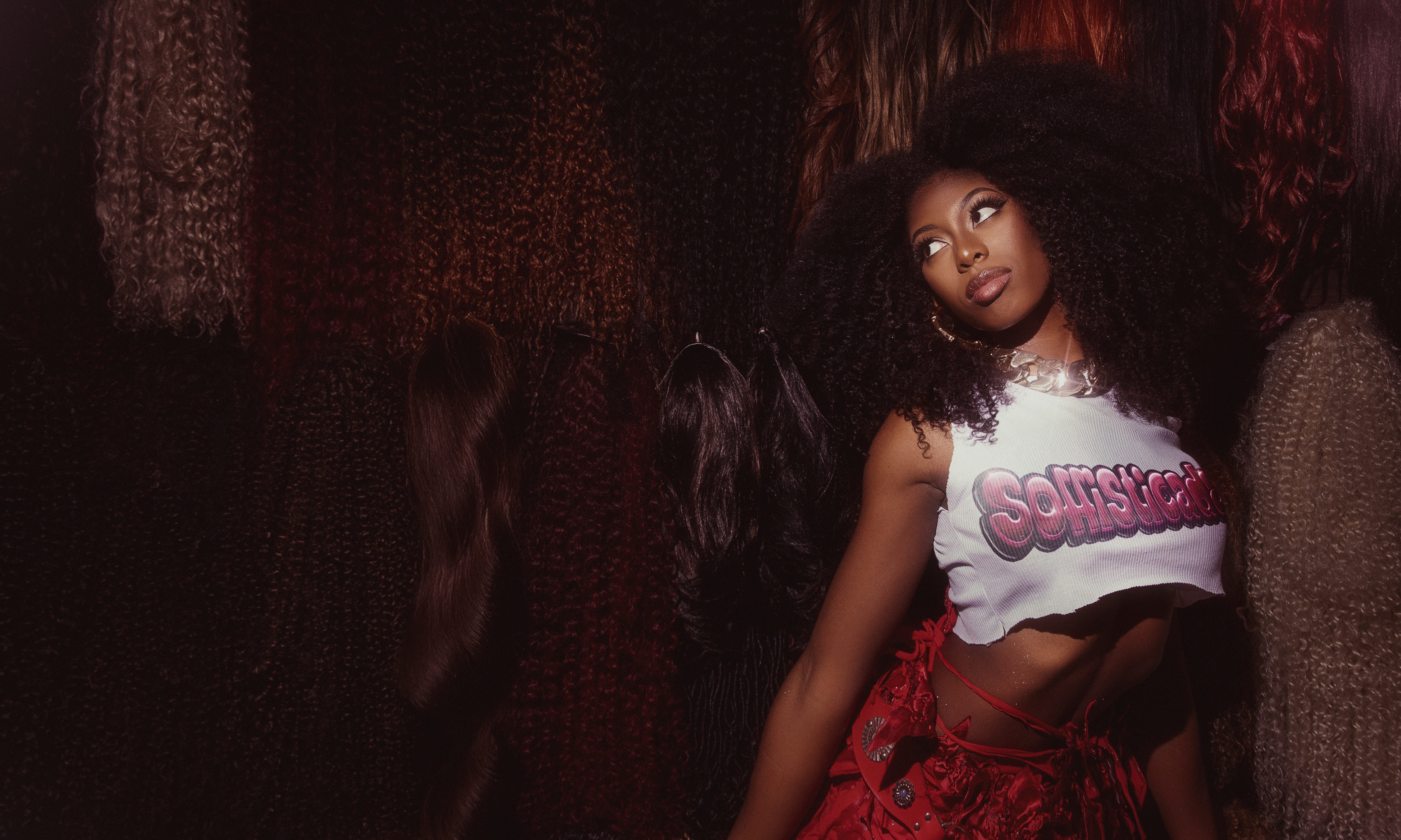 MC Soffia lança “Soffisticada”, álbum inspirado nos anos 2000: “eu falo sobre uma mulher que se valoriza e corre atrás das próprias conquistas”