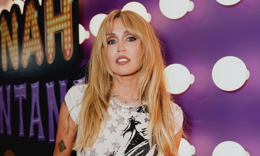 Miley Cyrus lança “Younger You” para celebrar os 20 anos de Hannah Montana