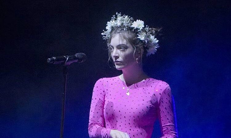 Lorde revela fim de contrato com a Universal e passa a atuar de forma independente