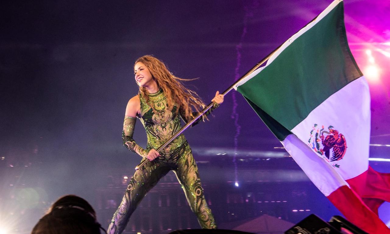 Com 400 mil pessoas, Shakira realiza o maior evento da história do Zócalo mexicano