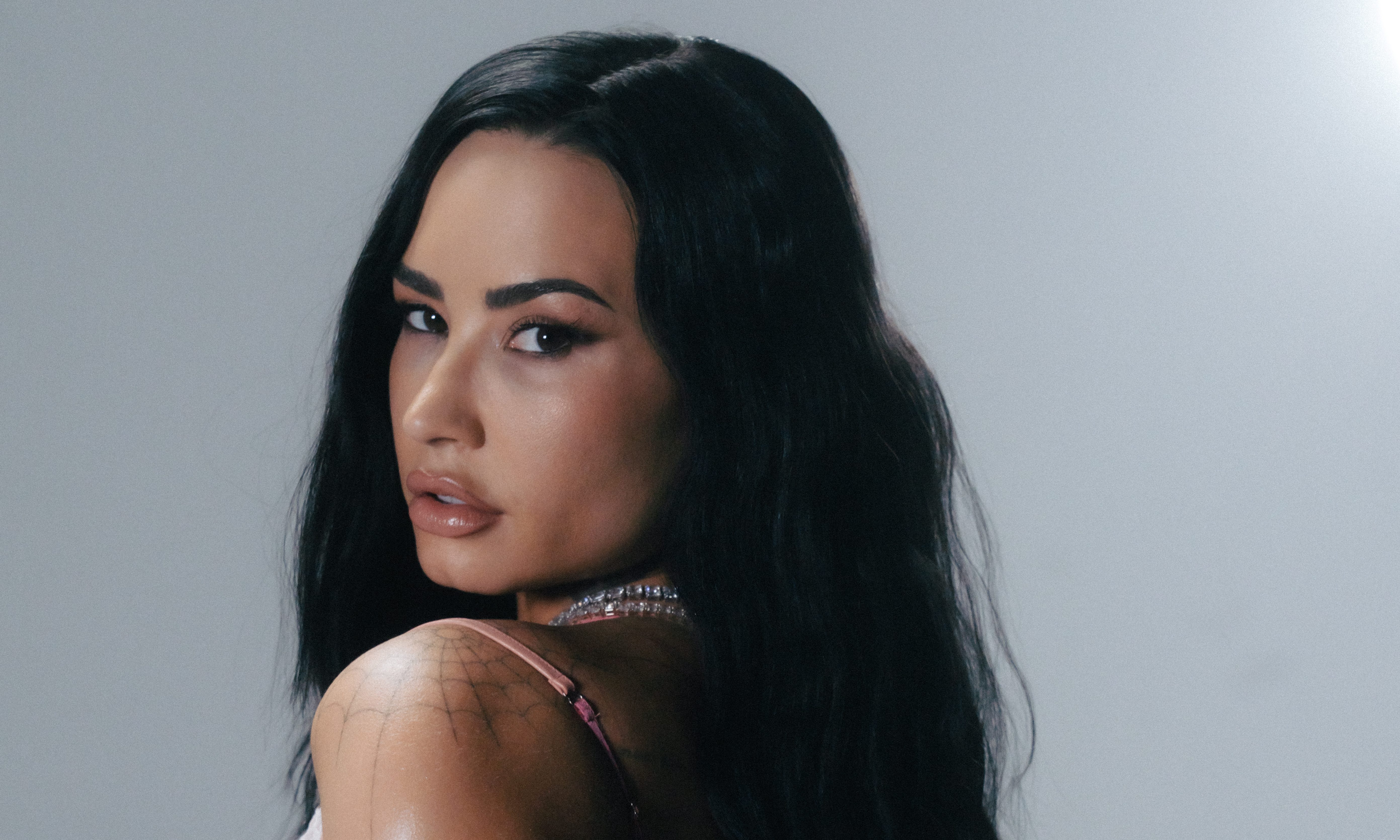 Demi Lovato lança “Low Rise Jeans” e anuncia versão deluxe de álbum aclamado