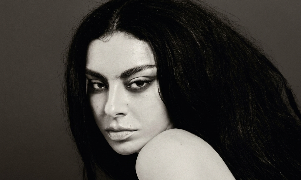Charli xcx anuncia “reinvenção rock” e decreta o fim da era dance após o fenômeno “Brat”