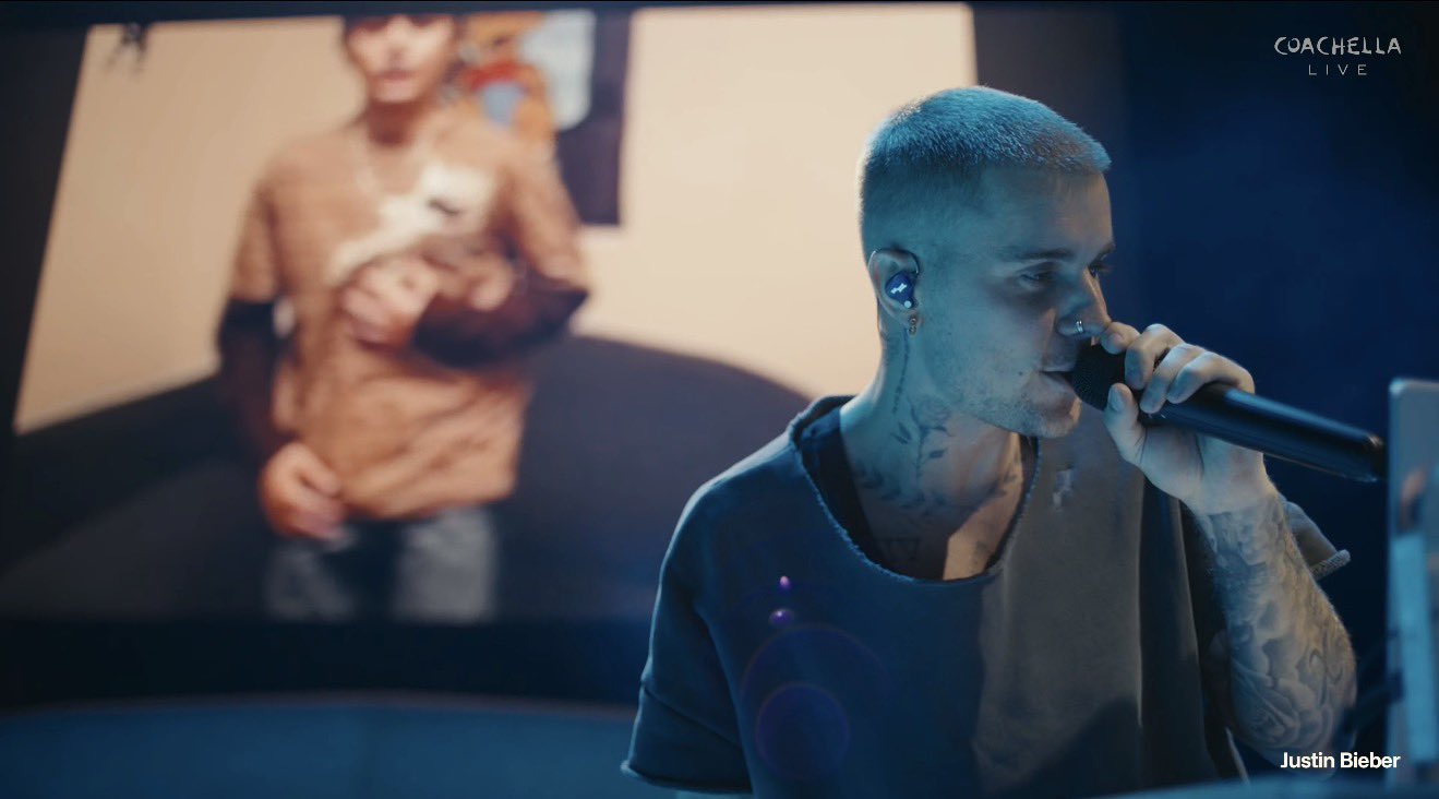 Justin Bieber aposta em show intimista e surpreende com set minimalista no Coachella