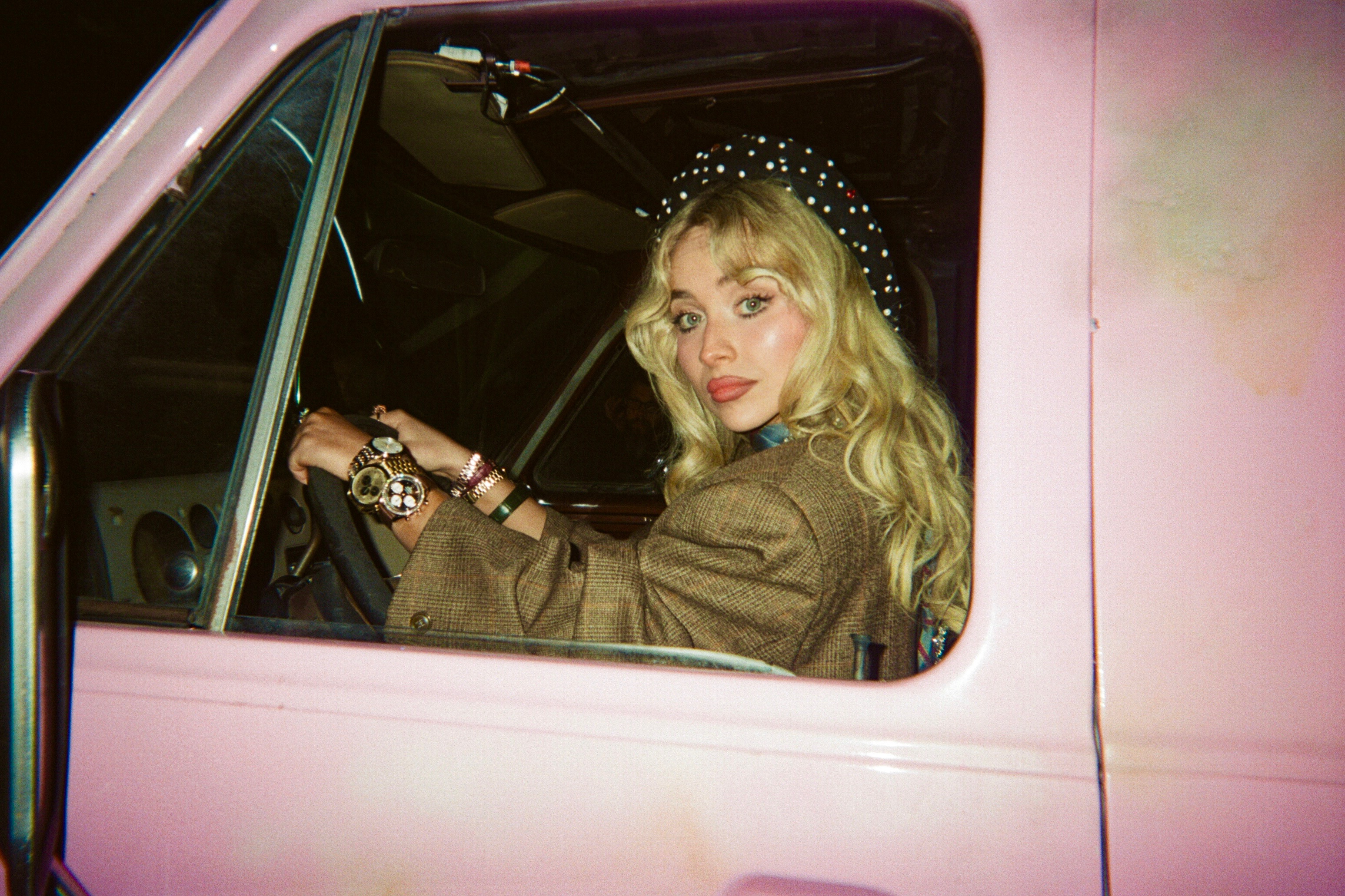 Sabrina Carpenter lança clipe de “House Tour” com participação de Madelyn Cline
