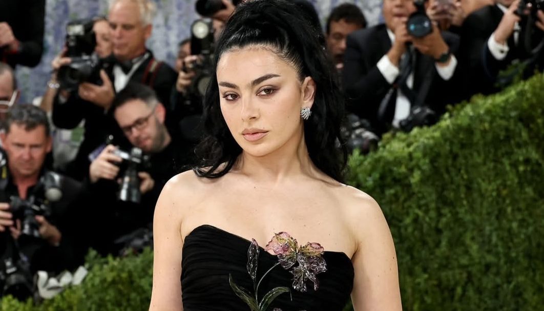 Charli XCX anuncia novo single em sua nova era rock