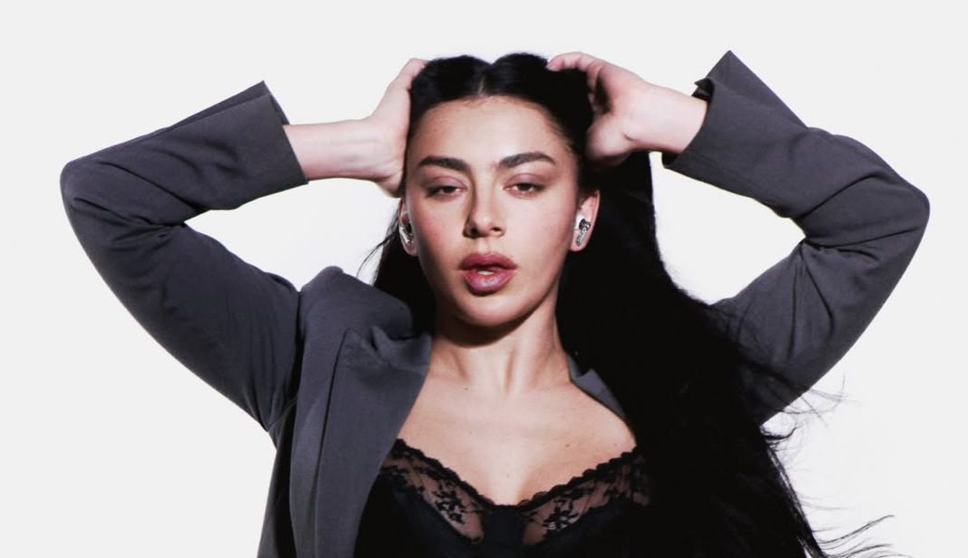 Charli XCX anuncia novo single “SS26” horas após movimentar fãs com nova era musical