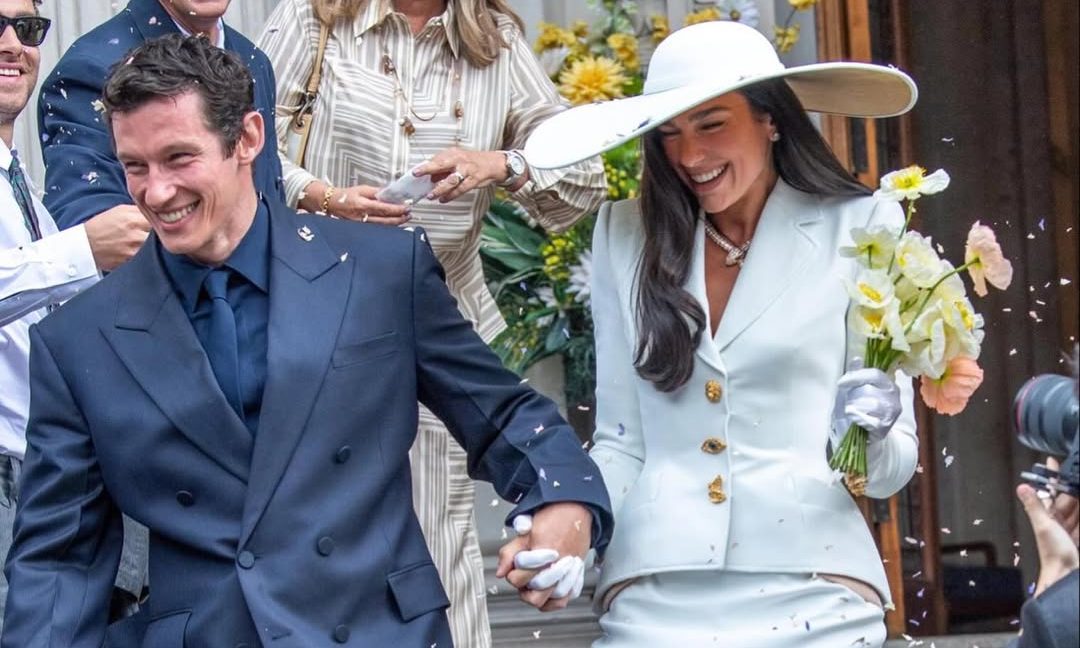 Dua Lipa e Callum Turner se casam em cerimônia discreta em Londres, diz jornal