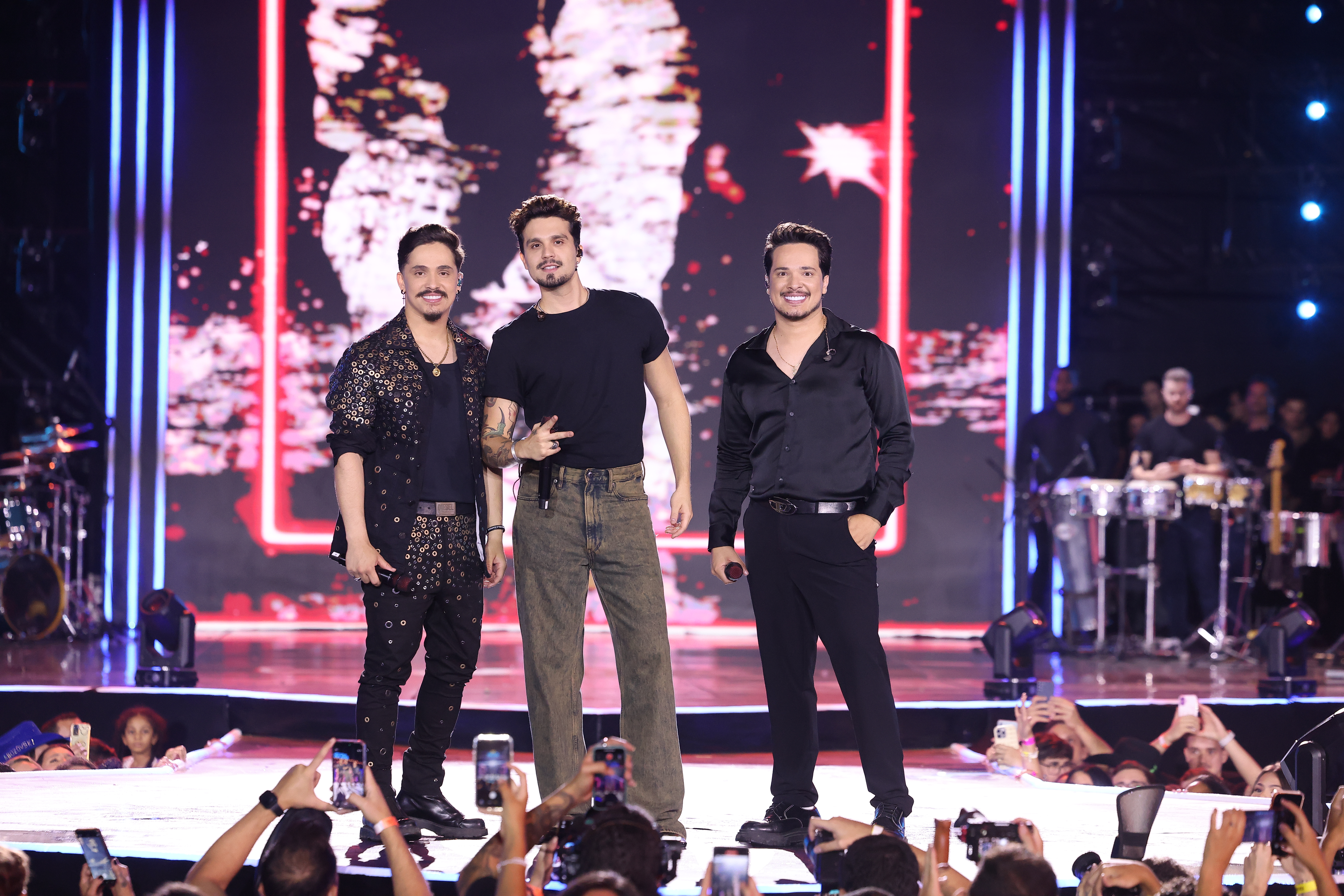 Luan Santana sobe ao palco e marca início do novo DVD de Kaique & Felipe com “Mente Sã”