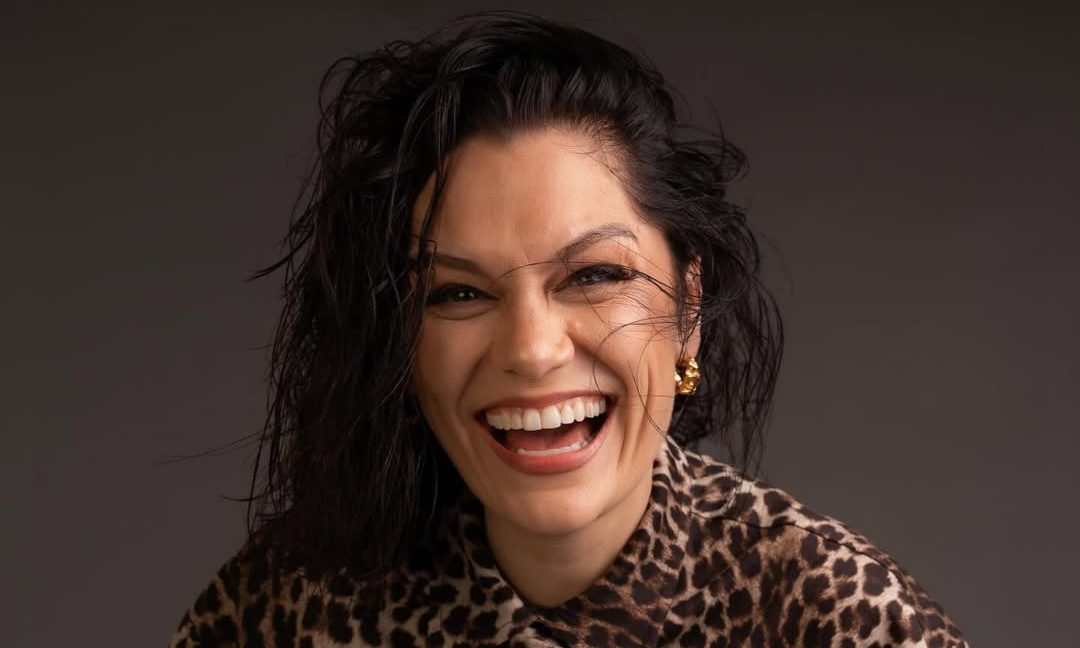 Jessie J anuncia remissão do câncer e celebra nova etapa após tratamento