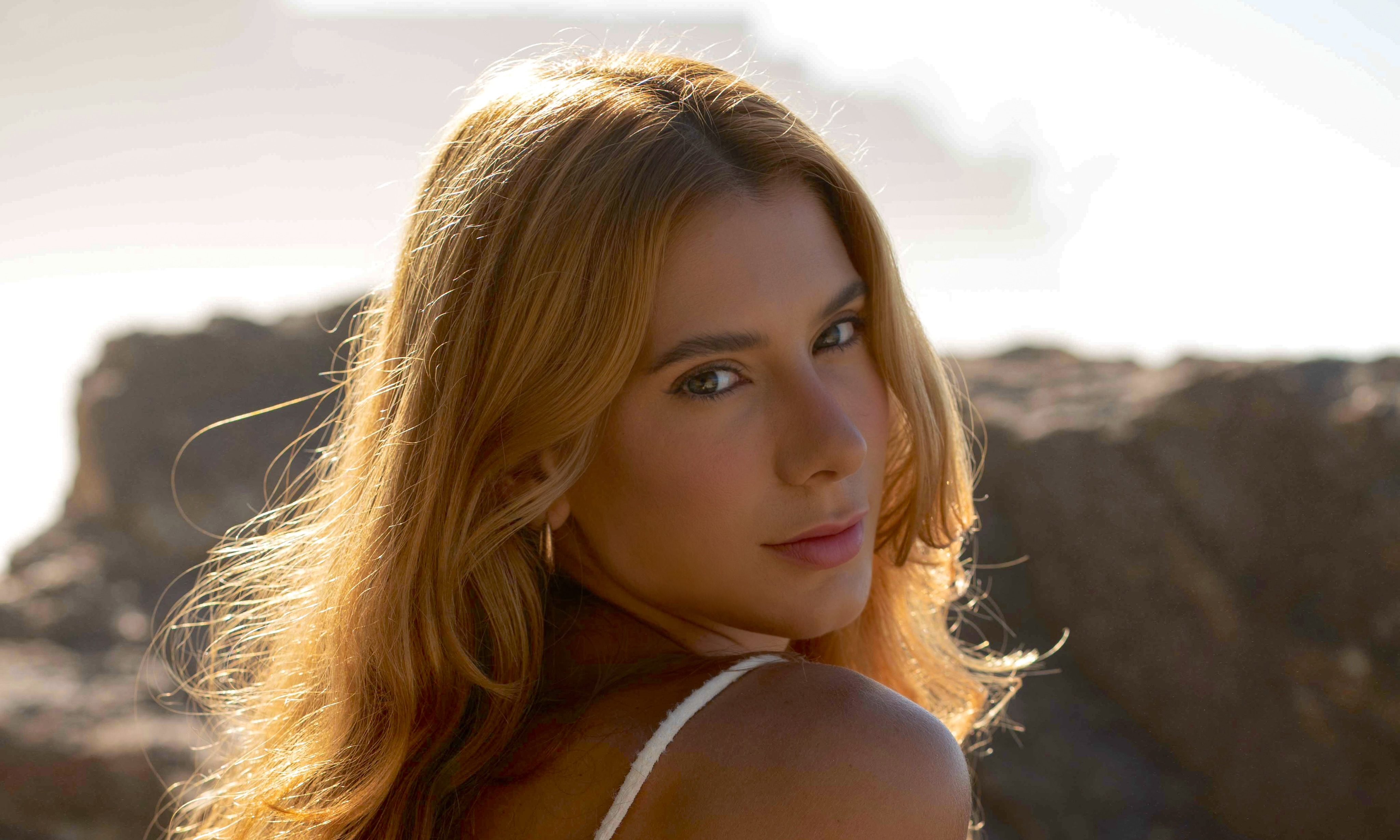 Alana Ferri fala sobre protagonismo feminino, reinvenção e os desafios de ocupar espaços dentro e fora das telas