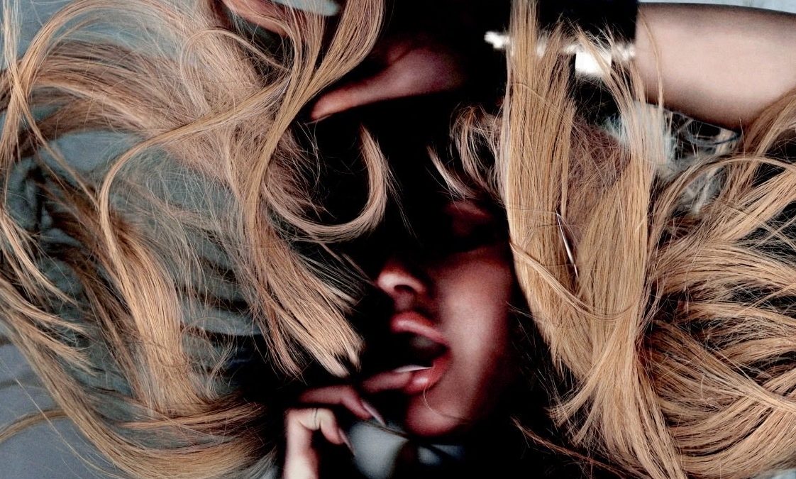 Ellie Goulding anuncia seu sexto álbum de estúdio, “I Know Too Much”