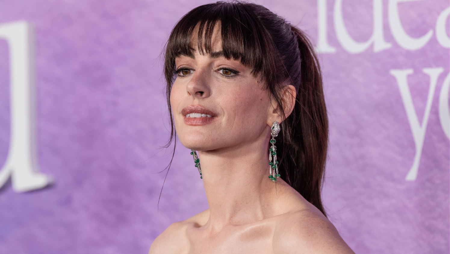 Anne Hathaway anuncia terceira gravidez em vídeo nas redes sociais