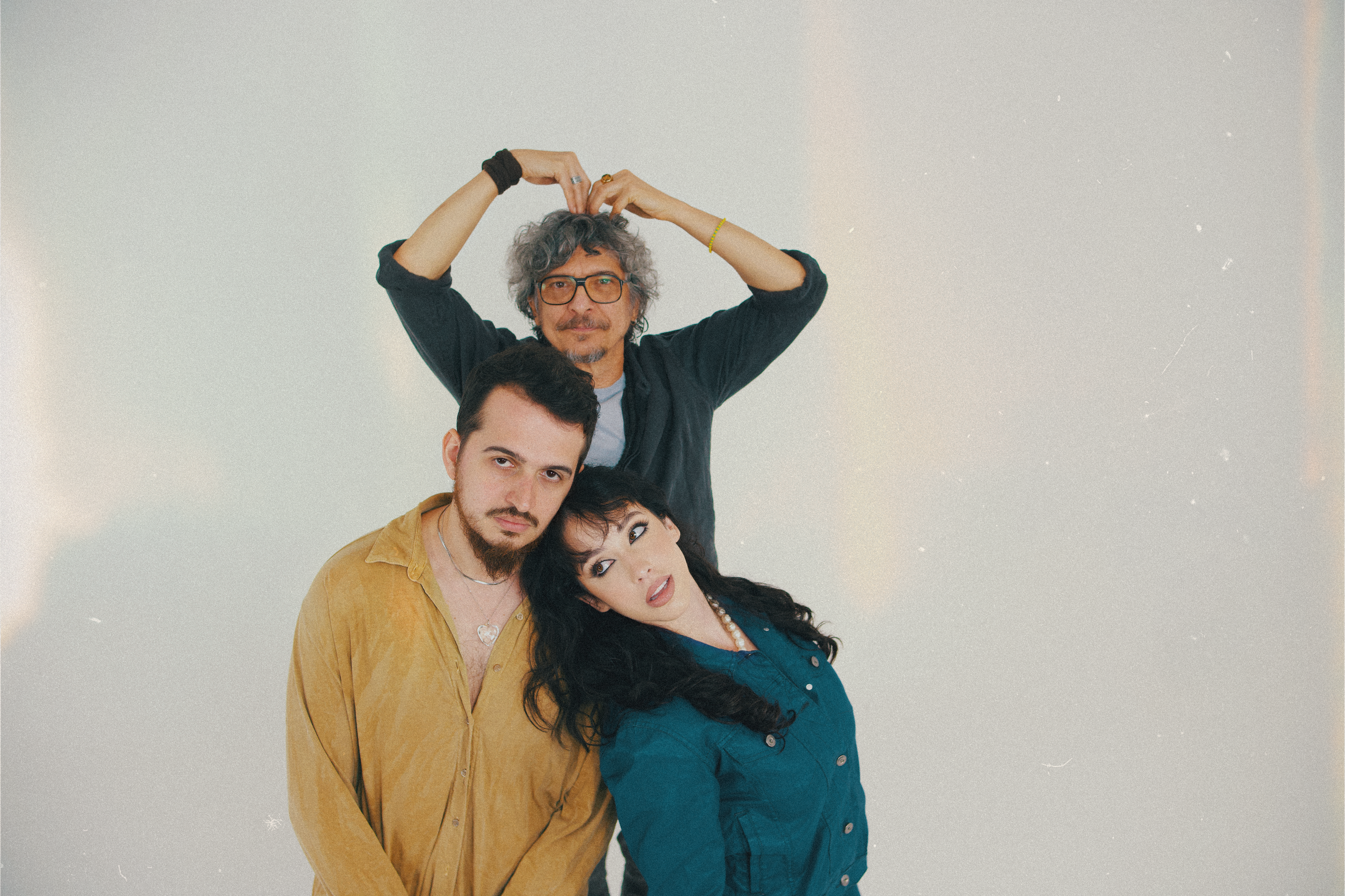 Escarcéu convida Pedro Luís para celebrar os encontros da música brasileira em novo single duplo