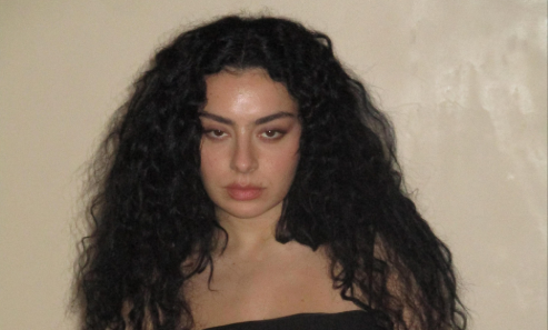 Charli XCX lança o álbum ‘Music, Fashion, Film’ com sonoridade focada em guitarras