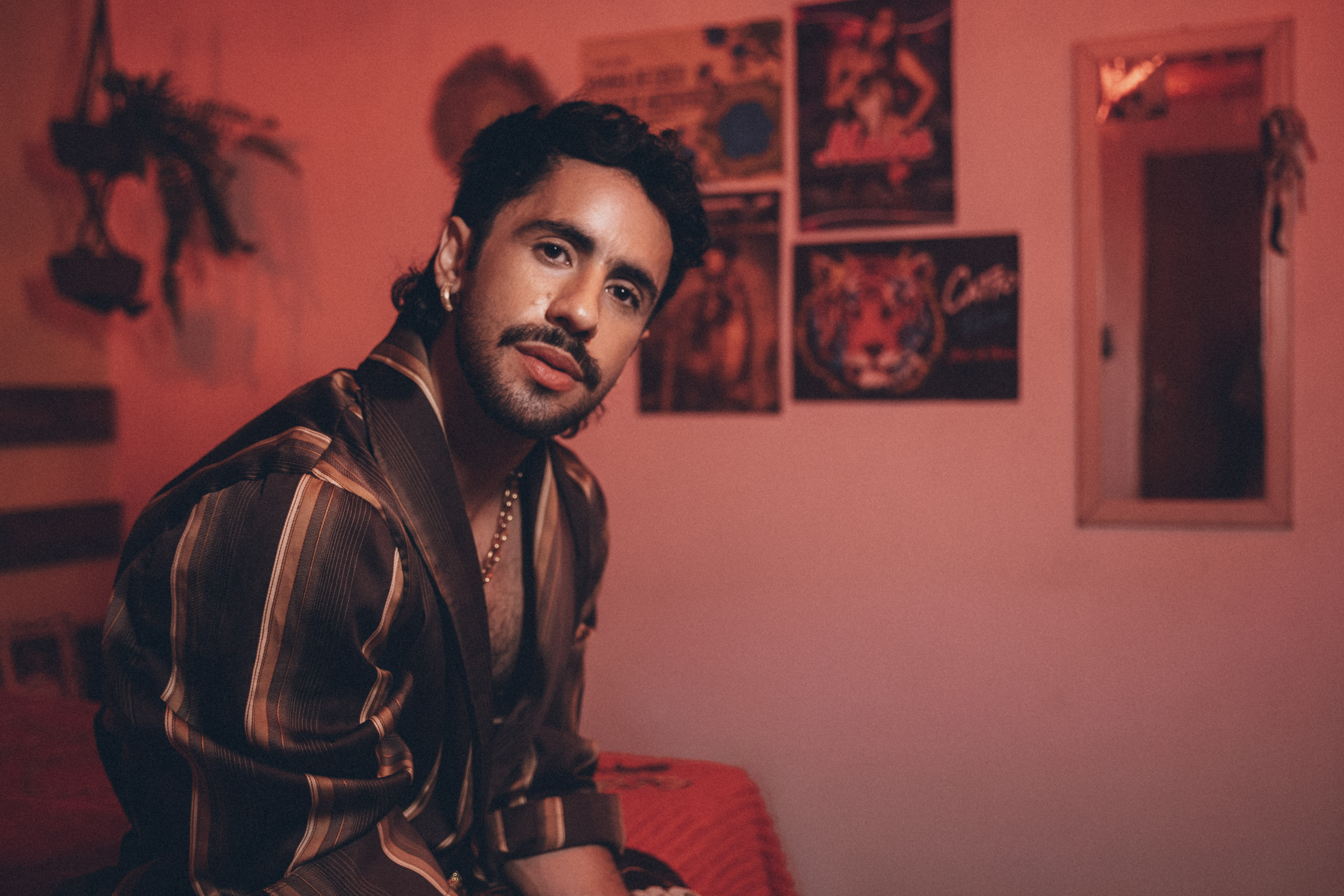 Romero Ferro revisita suas raízes e expande sonoridade em novo álbum “OURO”