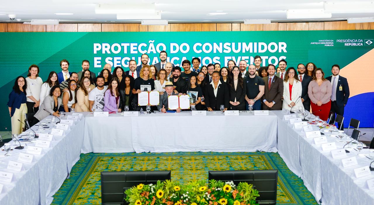 Lula assina decreto para combater cambistas e ampliar direitos de fãs na compra de ingressos