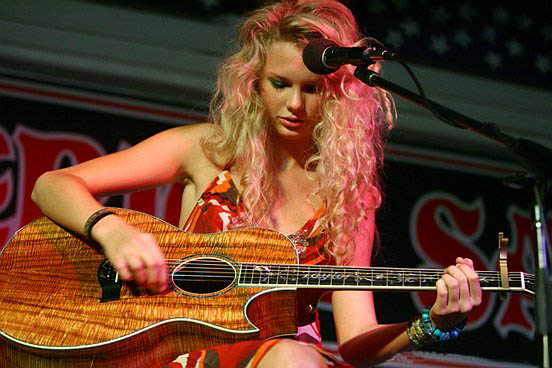Taylor Swift relembra os desafios do início da carreira em entrevista de 2008